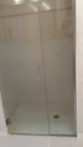 Entrance to shower with handicap accessible door